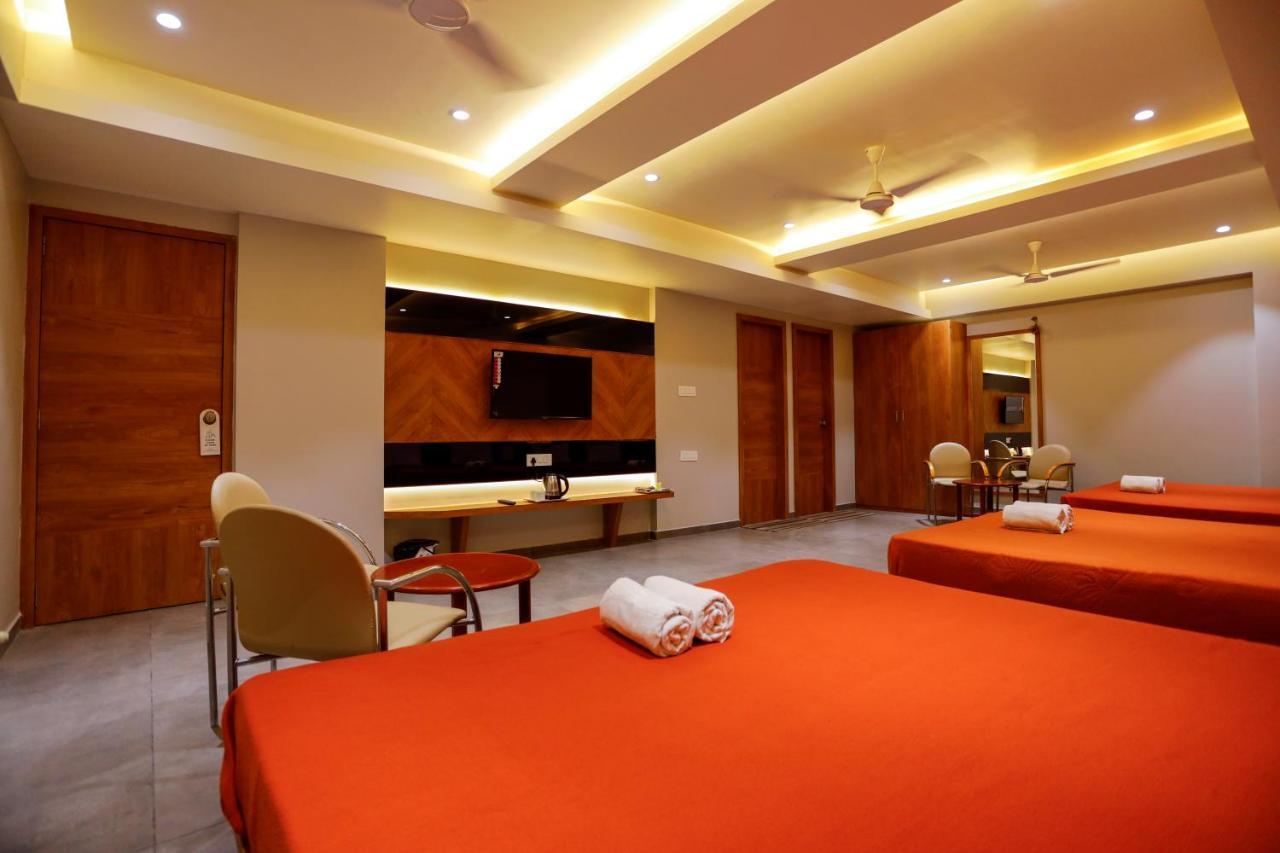 Somnāth Hotel Om מראה חיצוני תמונה