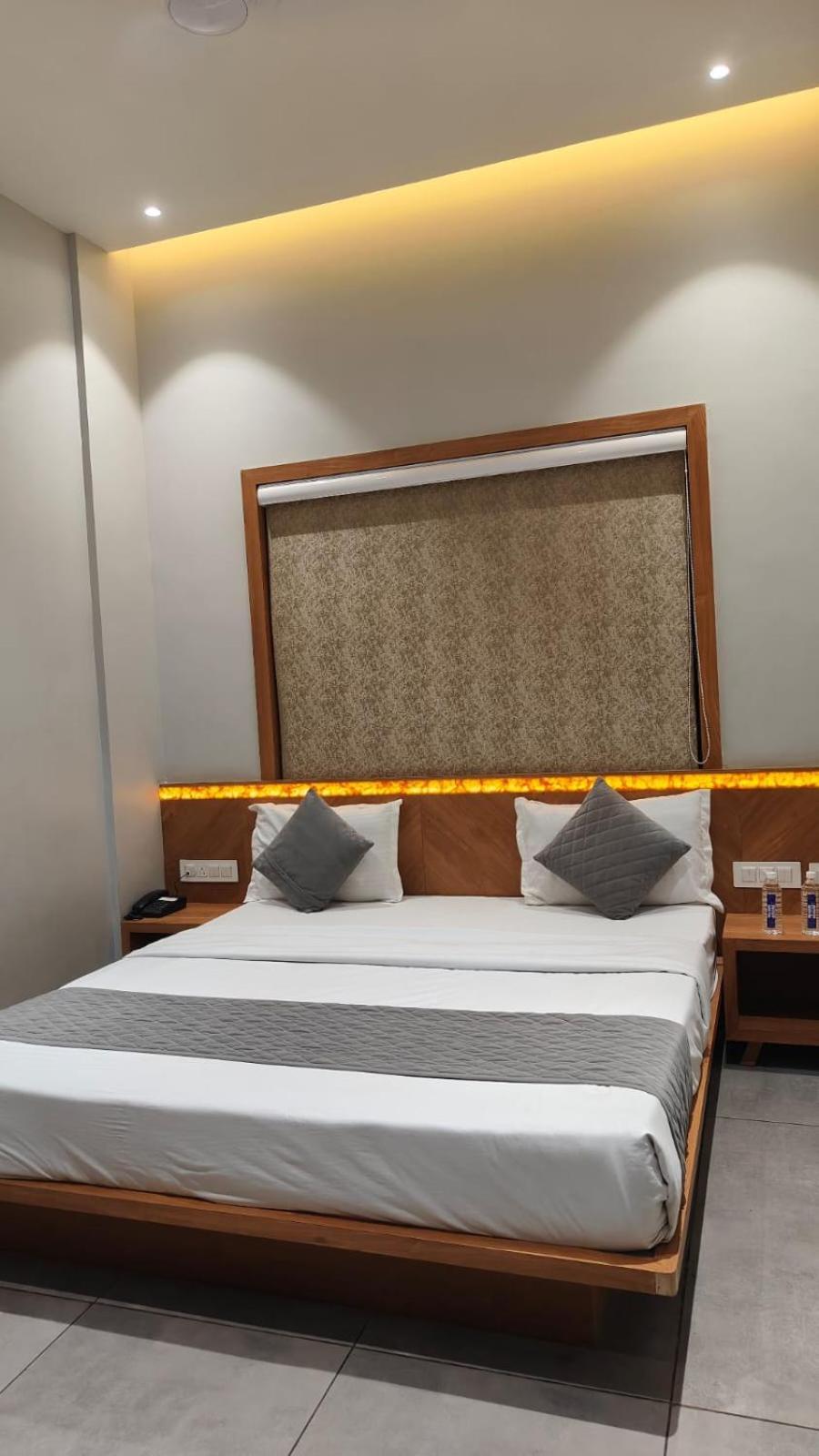 Somnāth Hotel Om מראה חיצוני תמונה